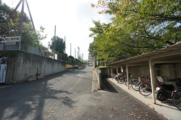 中学校　吹田市立佐井寺中学校（中学校）まで341m
