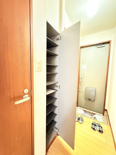 玄関　シューズケースがあると玄関がすっきり