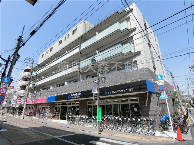 建物外観　1階100均一ダイソーさんと自転車屋さん　2013年3月築