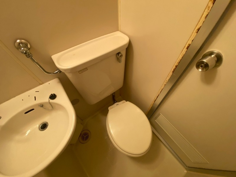 トイレ　ユニットバス内のトイレです。一人暮らしなら十分ですね。