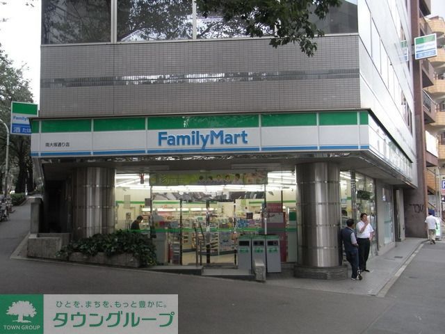 コンビニ　ファミリーマート（コンビニ）まで142m