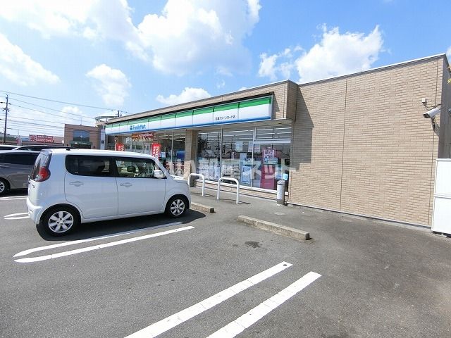 コンビニ　ファミリーマート芸濃グリーンロード店（コンビニ）まで701m