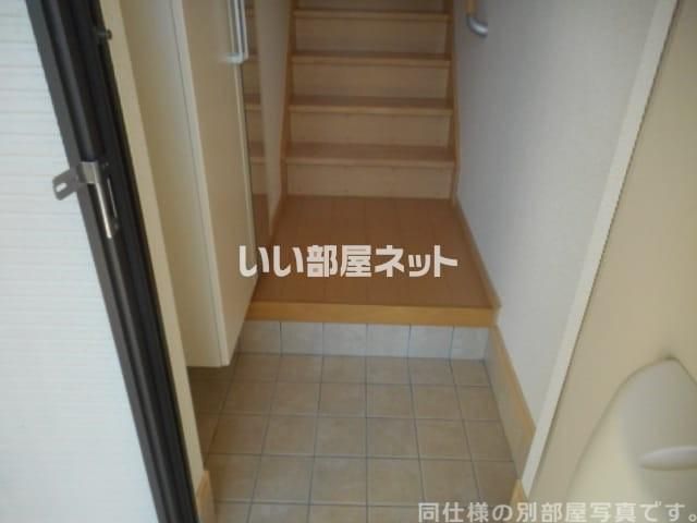 ウイステリアII Bの玄関写真