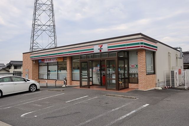 コンビニ　セブンイレブン（コンビニ）まで700m
