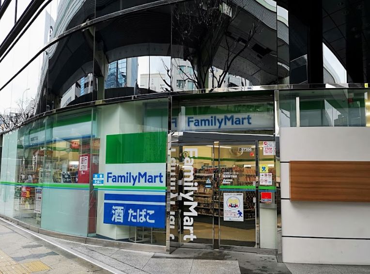 コンビニ　ファミリーマート 難波四丁目店（コンビニ）まで153m