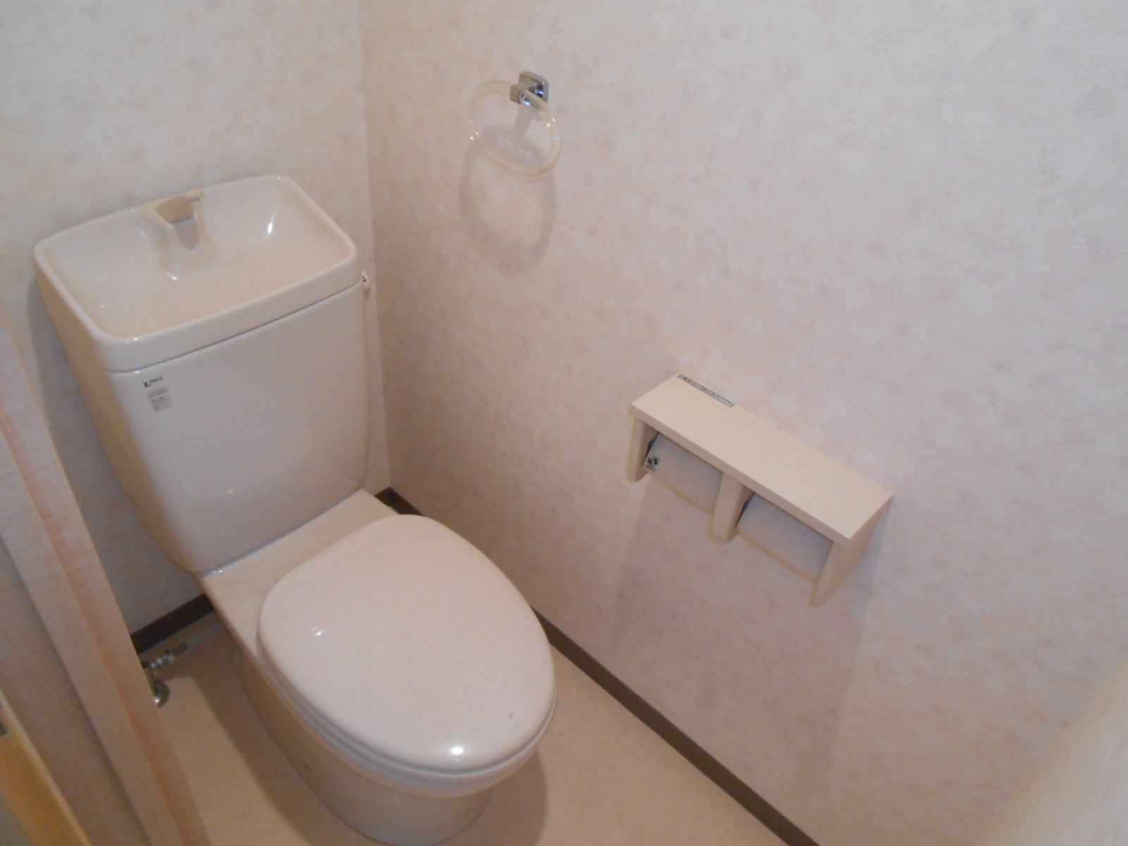 トイレ　温水洗浄便座付きの洋式トイレです♪