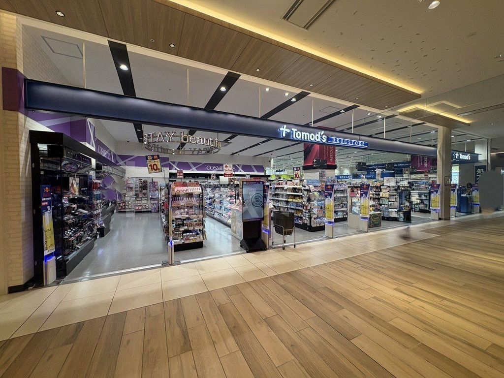 ドラックストア　トモズ有明ガーデン店（ドラッグストア）まで730m