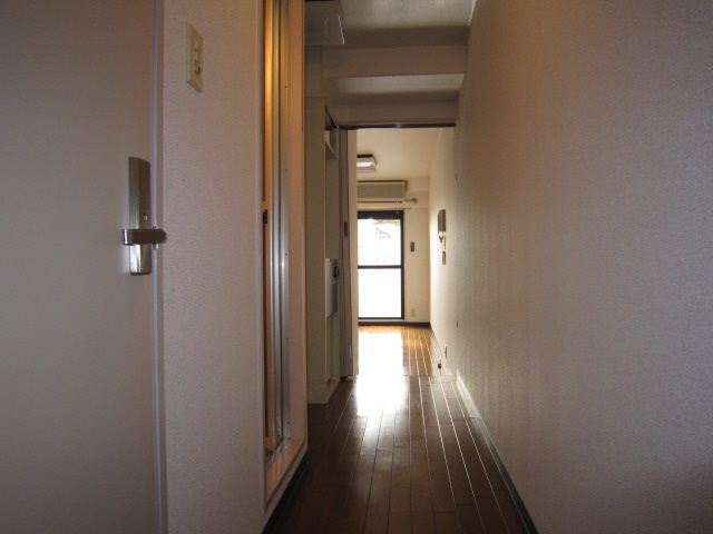 玄関　写真は同マンションの他のお部屋のものです