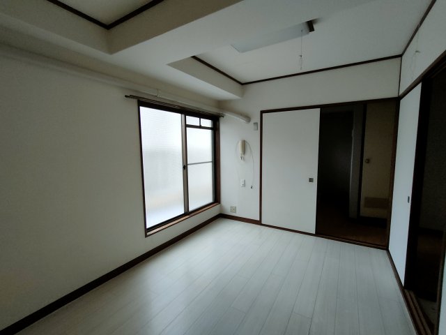 フラワーサンパレスの居間写真