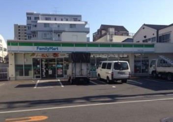 コンビニ　ファミリーマート 町屋八丁目店（コンビニ）まで119m