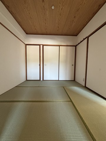 その他　4.5帖南面和室　1.5帖の押入付き