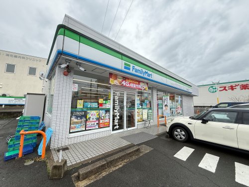 コンビニ　ファミリーマート四日市青葉町店（コンビニ）まで560m
