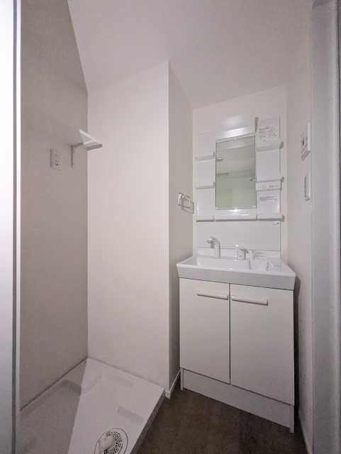 洗面設備　※通電前の写真です