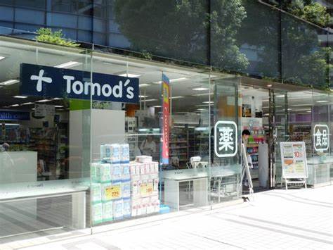 ドラックストア　薬局トモズ 東池袋調剤店（ドラッグストア）まで95m