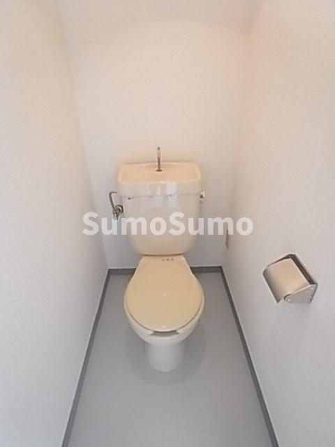 トイレ　落ち着いた色調のトイレです