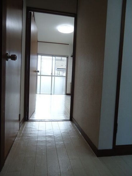 玄関　※写真は同じマンションの違う部屋のものになります。