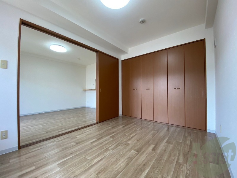 その他部屋・スペース　寝室はこちらです。光が差し込む、温かみのあるお部屋です。
