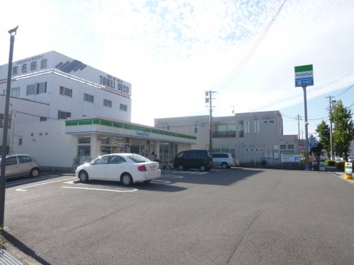 コンビニ　ファミリーマート（コンビニ）まで681m