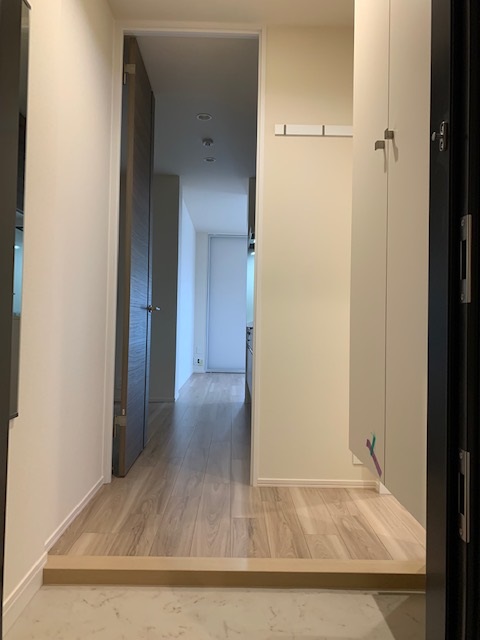玄関　※別号室の参考写真となります。
