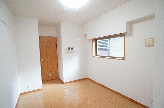居室・リビング　明るく開放的なお部屋です。家具の配置も楽しみですね。