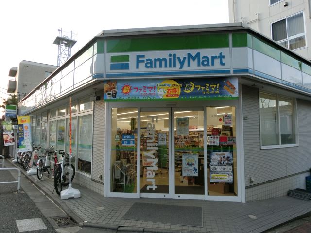 コンビニ　ファミリーマート（コンビニ）まで750m