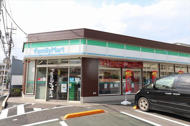 コンビニ　ファミリーマート（コンビニ）まで558m