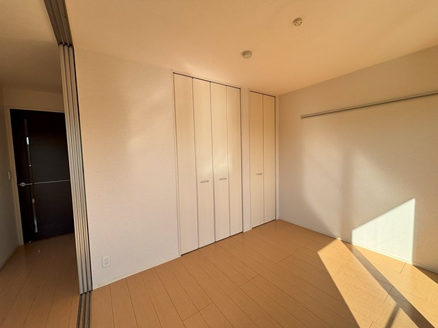 その他部屋・スペース　南西向き洋室5.3帖☆クローゼットがあります♪お洋服の多い方