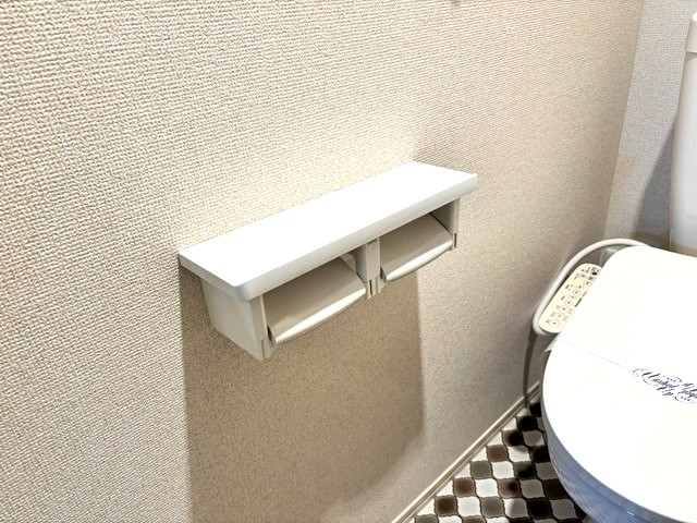 トイレ　トイレは温水洗浄便座付き♪人気のバストイレ別です♪横にはタオ