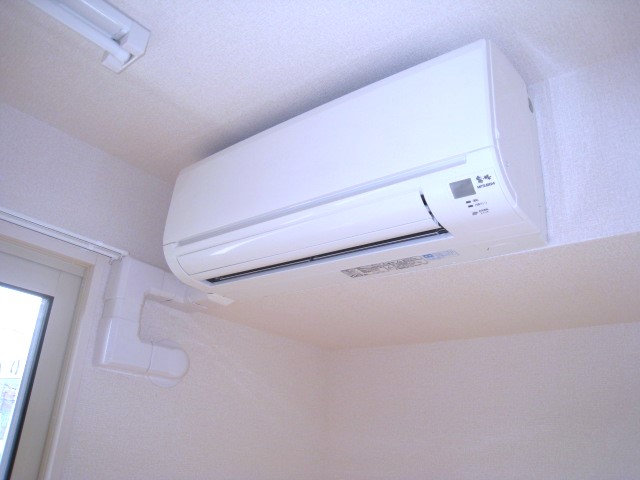 その他設備　リビングダイニングキッチンにあるエアコンです！ムシ暑い夏も肌