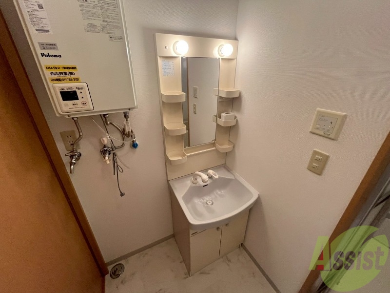 洗面設備　シャンプードレッサー。身支度はここでばっちりですね。