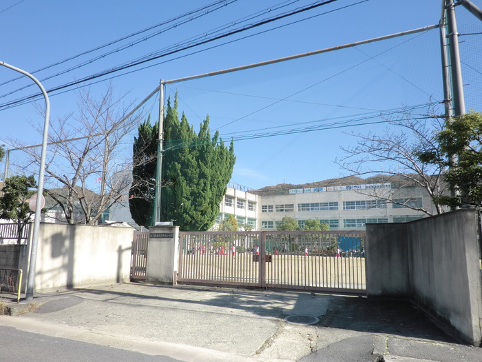 小学校　日下小学校（小学校）まで550m