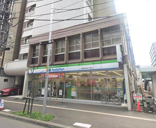 コンビニ　ファミリーマート札幌南2条西7丁目店（コンビニ）まで258m