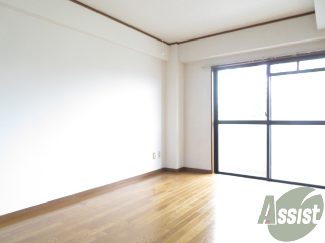 その他部屋・スペース　６．５帖の洋室です。陽当たりがよくて明るいですね。