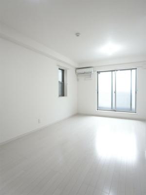 その他　落ち着いた色調の寝室です