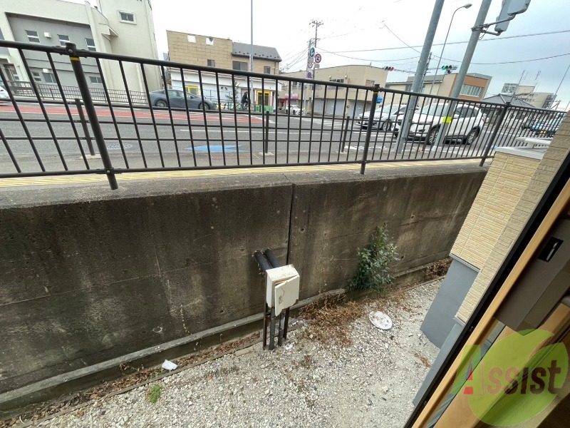バルコニー　前面は大通りですが複層ガラスで対策しております。