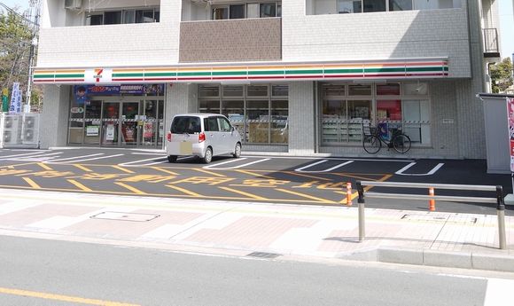 コンビニ　セブン－イレブン 津市西丸之内店（コンビニ）まで1m