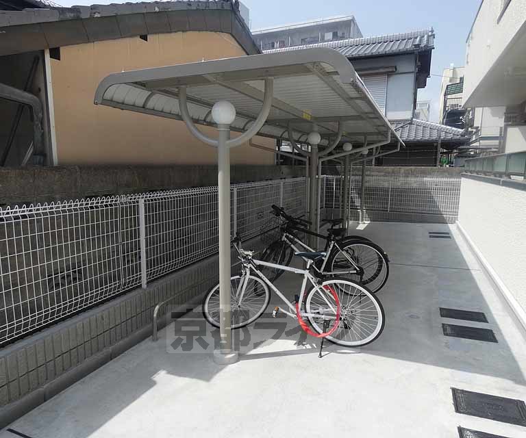 その他共有部分　屋根付きの駐輪場です。