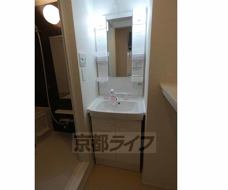 洗面設備　独立洗面台付きです。