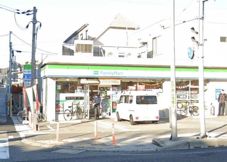 コンビニ　ファミリーマート西宮桜谷店（コンビニ）まで359m