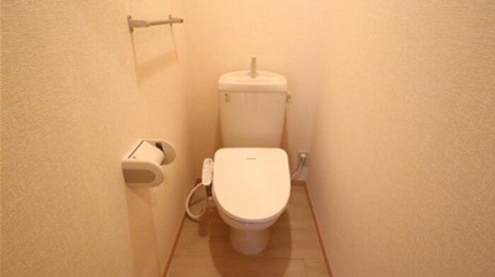 トイレ　落ち着いた色調のトイレです