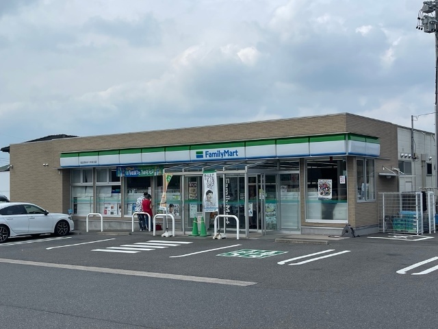 コンビニ　ファミリーマート四日市あかつき台北店（コンビニ）まで983m