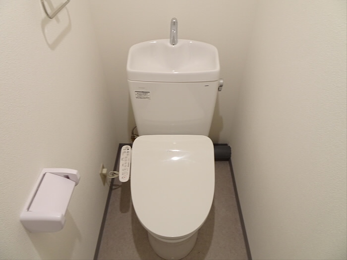京王線 明大前駅 徒歩3分 3階建 築45年のトイレ写真