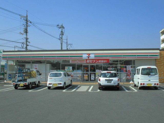 コンビニ　セブンイレブン本庄町４丁目店（コンビニ）まで300m