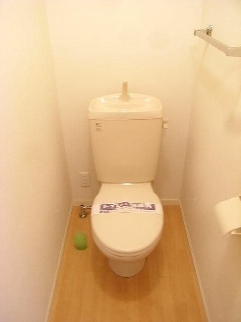 東急池上線 御嶽山駅 徒歩8分 2階建 築22年のトイレ写真