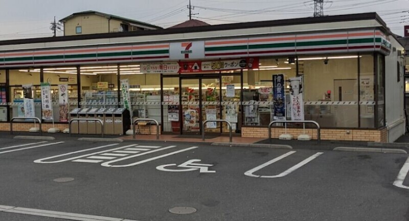 コンビニ　セブンイレブン川口戸塚4丁目店（コンビニ）まで617m