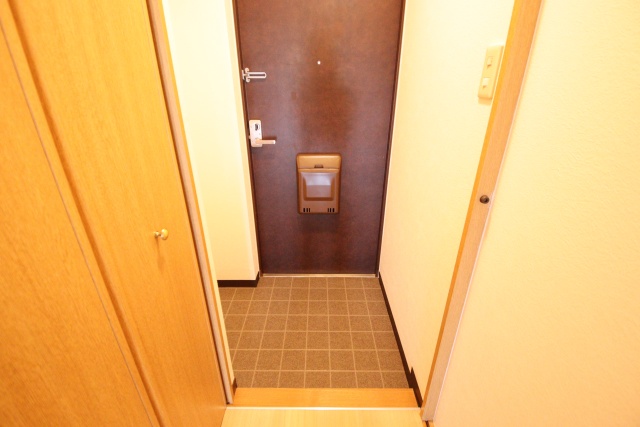 玄関　※別号室の参考写真のため現況優先です。