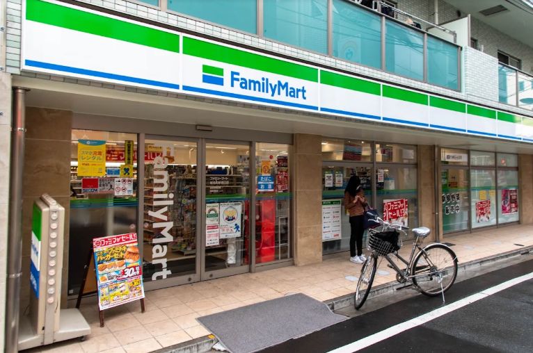 コンビニ　ファミリーマート 椎名町駅南口店（コンビニ）まで10m