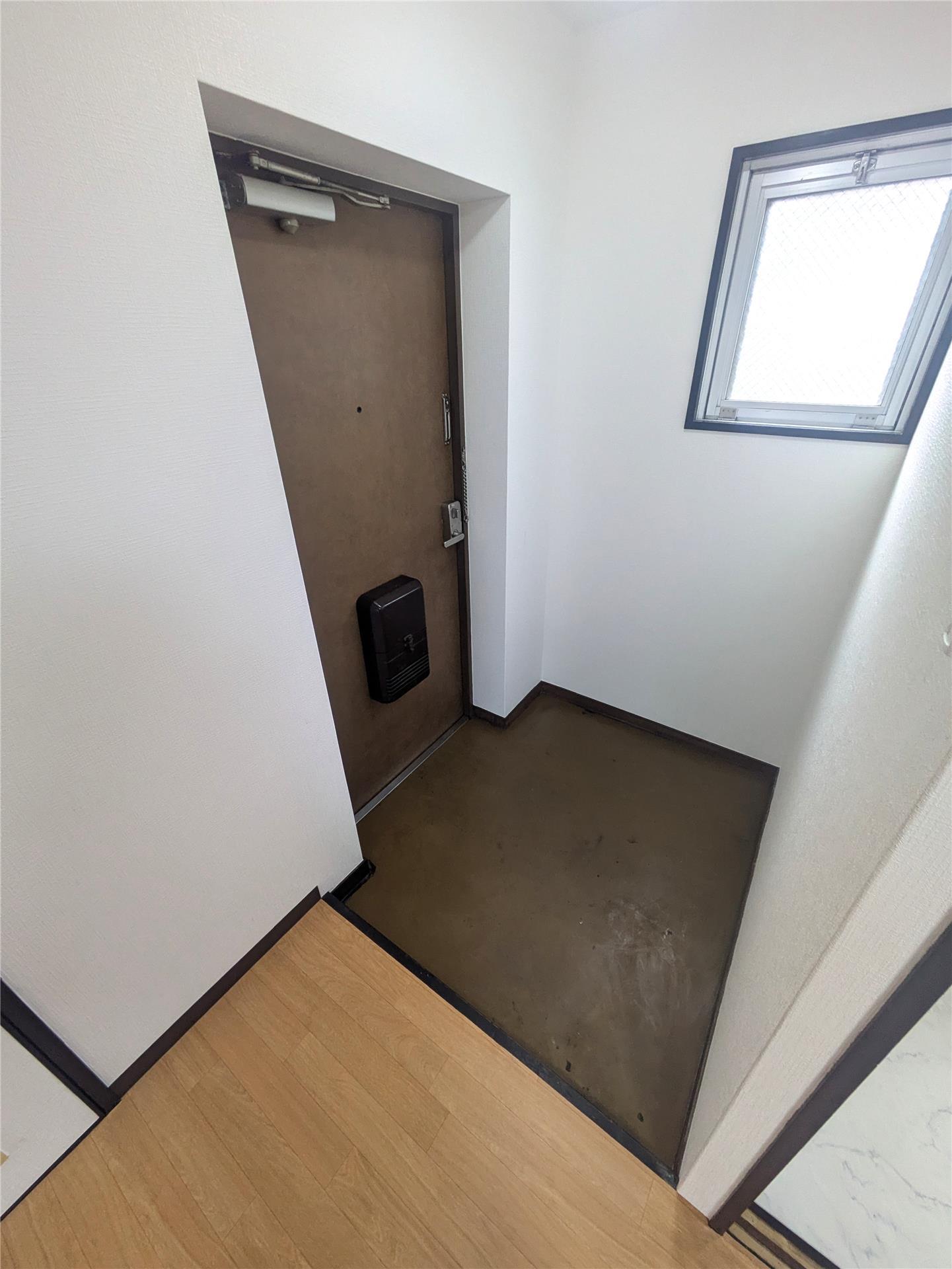 シャトレ東新町IIの玄関写真
