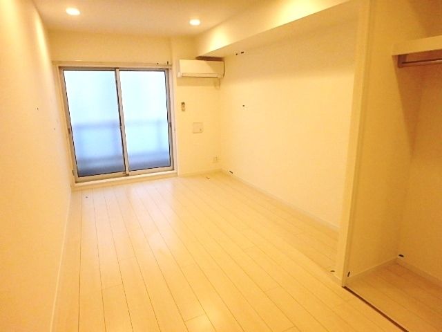居室・リビング　★洋室８．１帖のお部屋です★