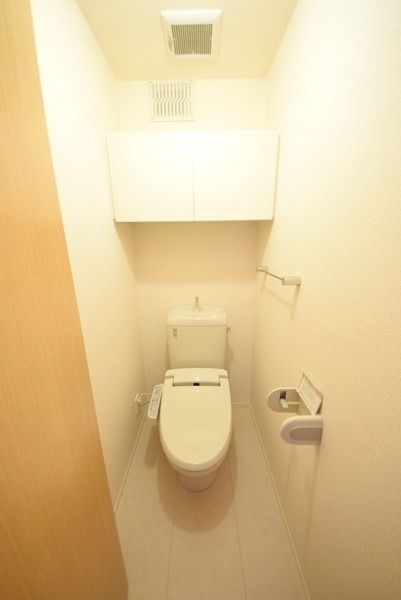 トイレ　★温水洗浄便座！上部に棚★